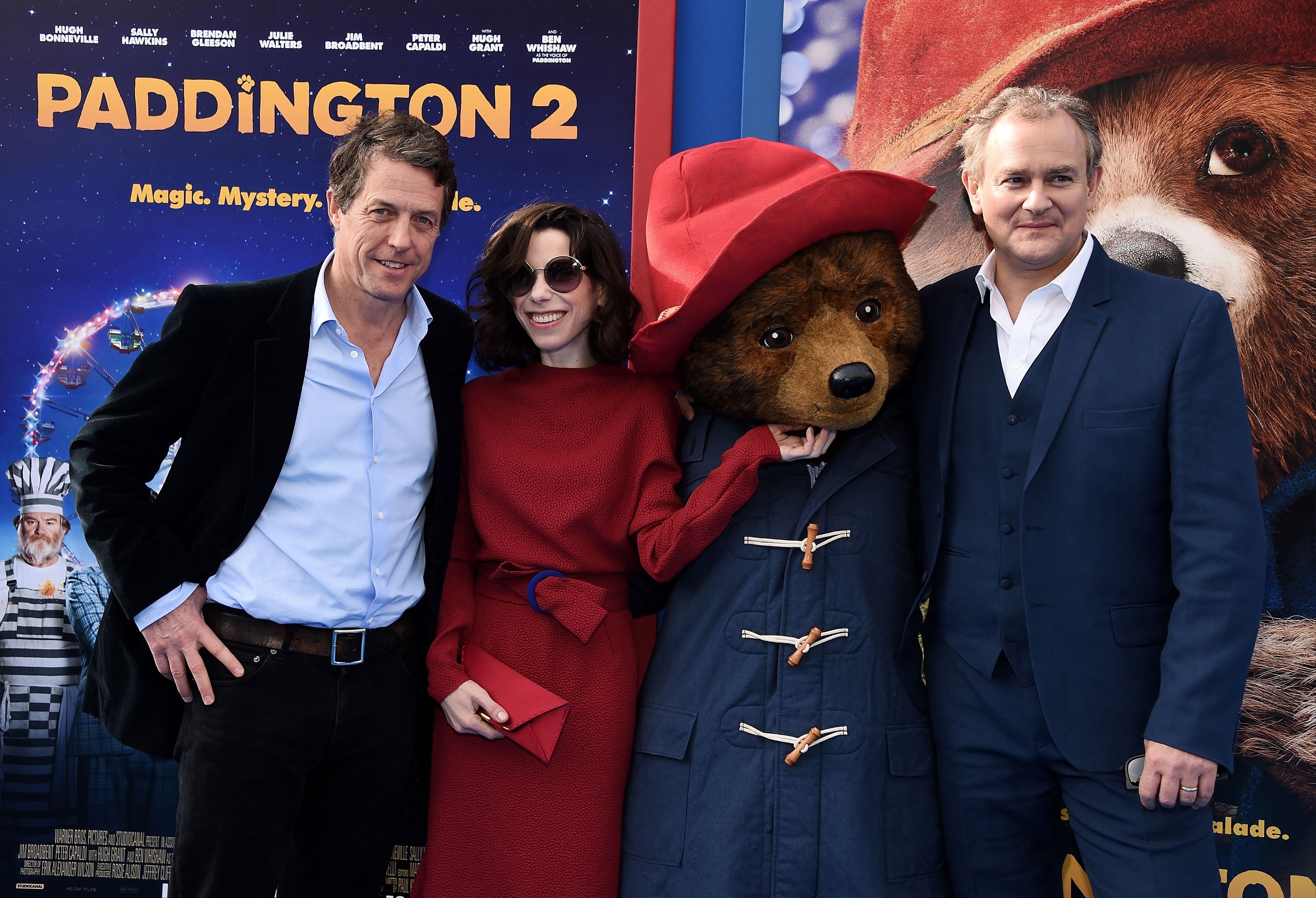 Hugh Grant, Sally Hawkins, Paddington y Hugh Bonneville en la premiere de &#039;Paddington 2&#039; en California. / Amanda Edwards/WireImage