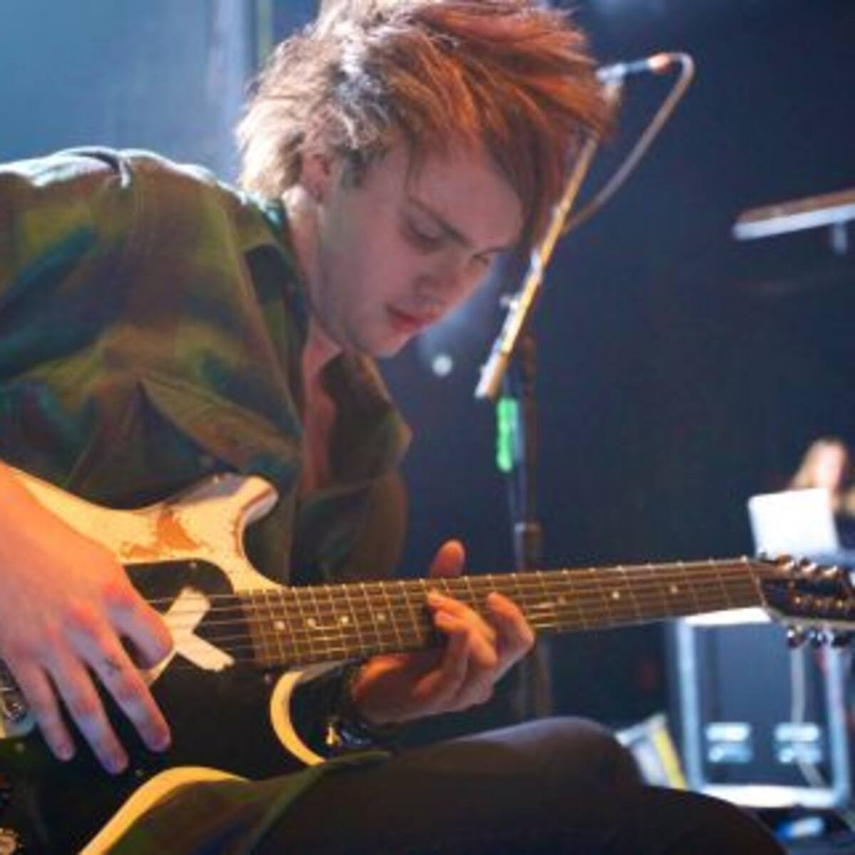 Uno de los chicos de 5 Seconds Of Summer se quema en pleno show