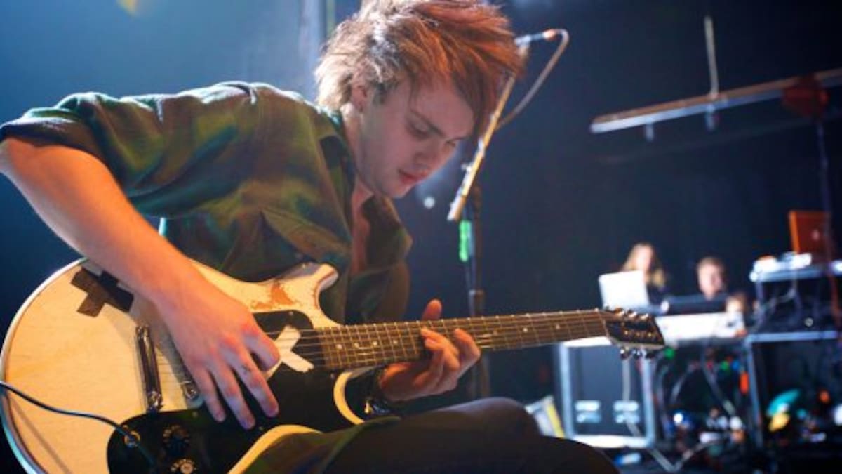 Uno de los chicos de 5 Seconds Of Summer se quema en pleno show
