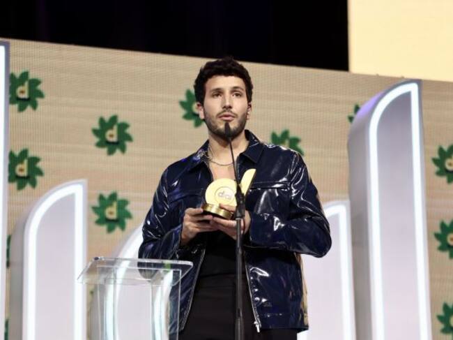 Sebastián Yatra, con su premio Dial 2023