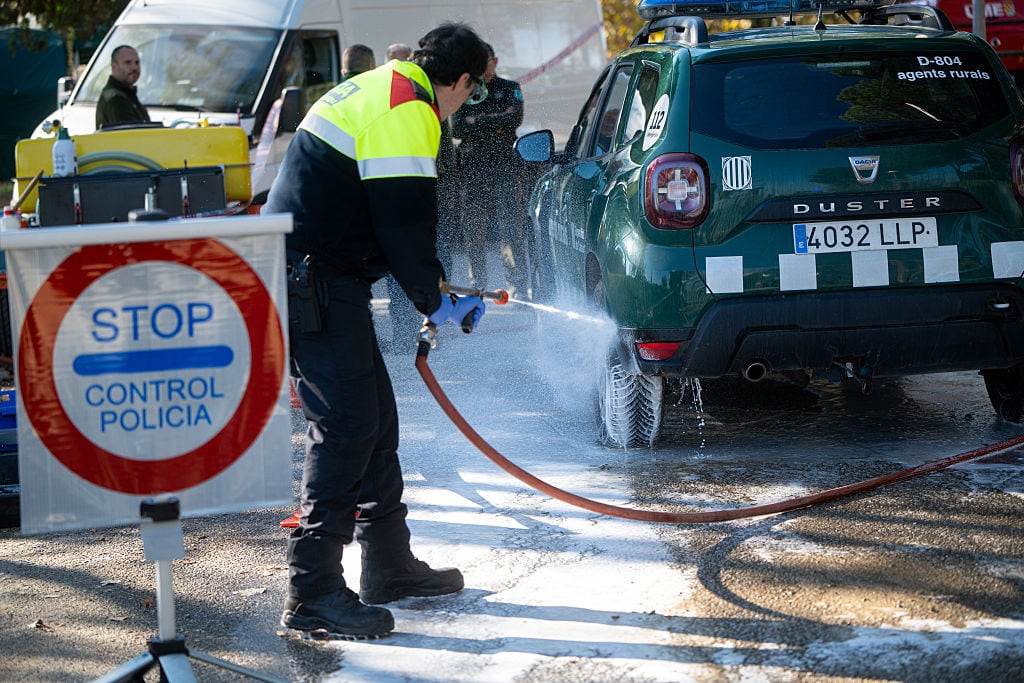 Agentes desinfectan un vehículo en Collserola, Barcelona.