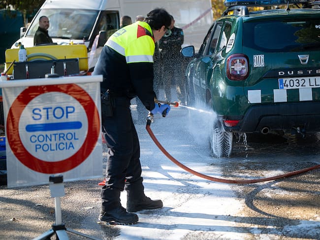 Agentes desinfectan un vehículo en Collserola, Barcelona.