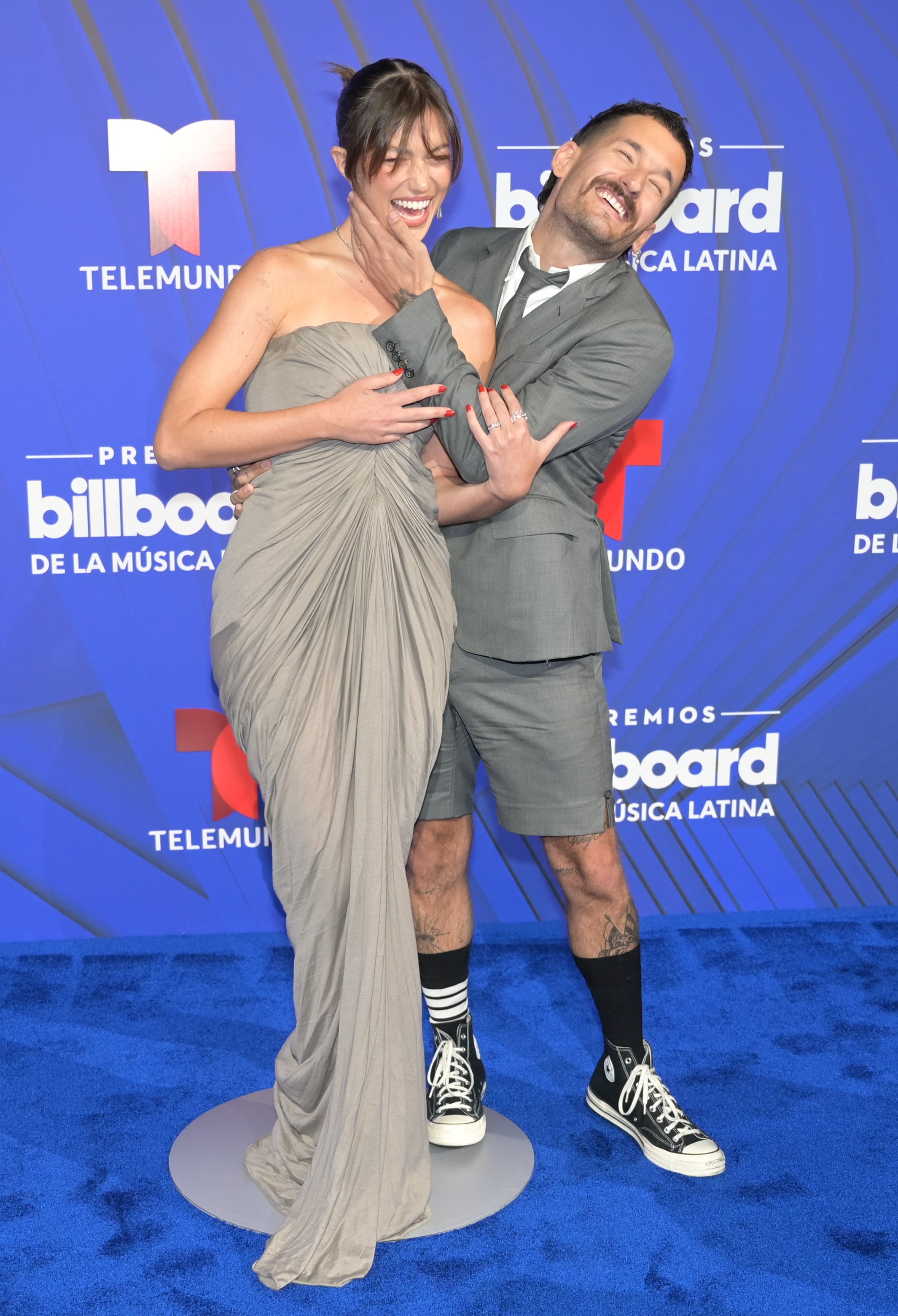 Ricky Montaner no solo ha posado con su hermano, también lo ha hecho con su mujer, Stefi Roitman. Ella, como los hijos de Ricardo Montaner y hermanos de Evaluna, también iba vestida de gris. La pareja ha demostrado su complicidad y sentido del humor.