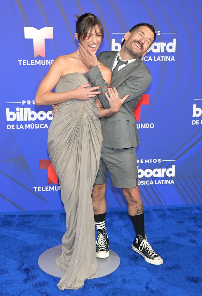 Ricky Montaner no solo ha posado con su hermano, también lo ha hecho con su mujer, Stefi Roitman. Ella, como los hijos de Ricardo Montaner y hermanos de Evaluna, también iba vestida de gris. La pareja ha demostrado su complicidad y sentido del humor.