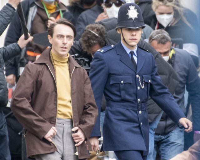David Dawson y Harry Styles en el set de rodaje de 'My Policeman' en Brighton, Rieno Unido, en mayo de 2021
