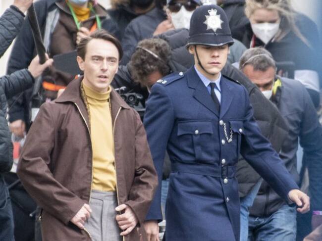 David Dawson y Harry Styles en el set de rodaje de 'My Policeman' en Brighton, Rieno Unido, en mayo de 2021