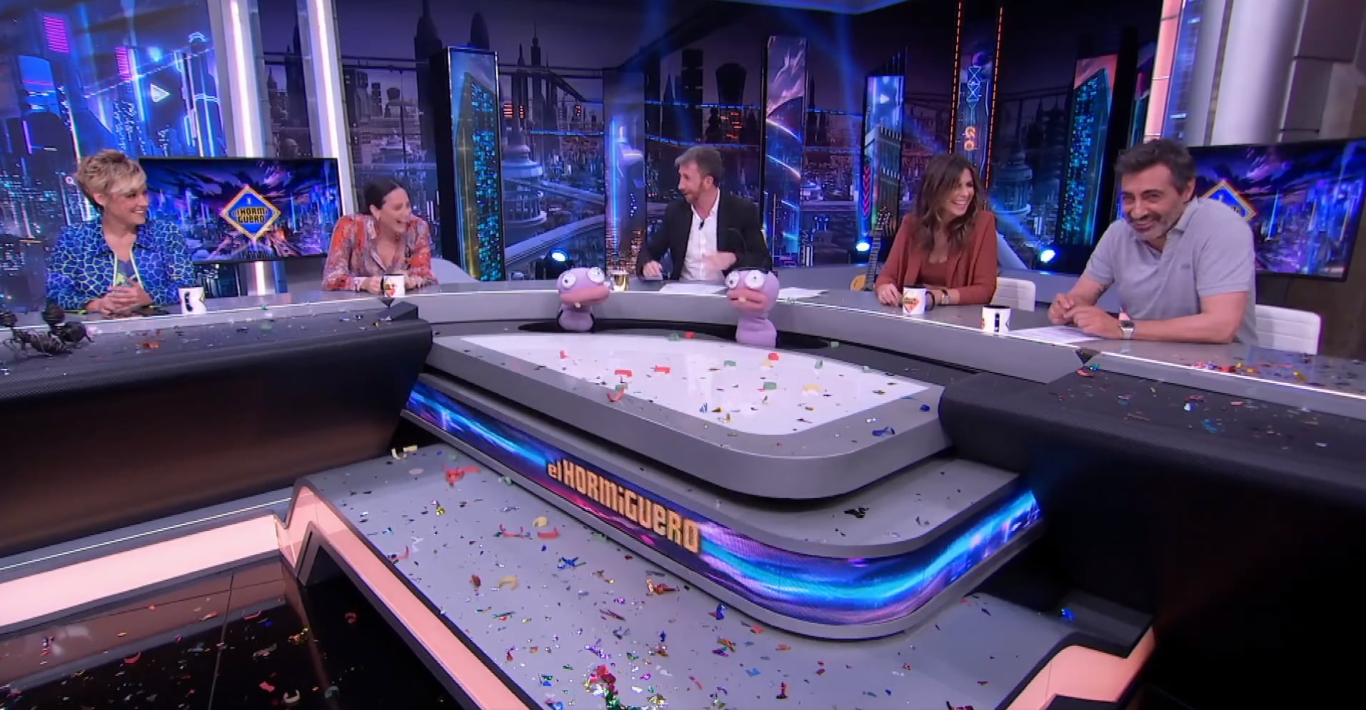 Cristina Pardo, Tamara Falcó, Pablo Motos, Nuria Roca y Juan del Val en el plató de &#039;El Hormiguero&#039;.