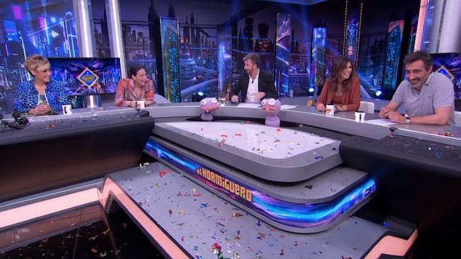 Cristina Pardo, Tamara Falcó, Pablo Motos, Nuria Roca y Juan del Val en el plató de 'El Hormiguero'.