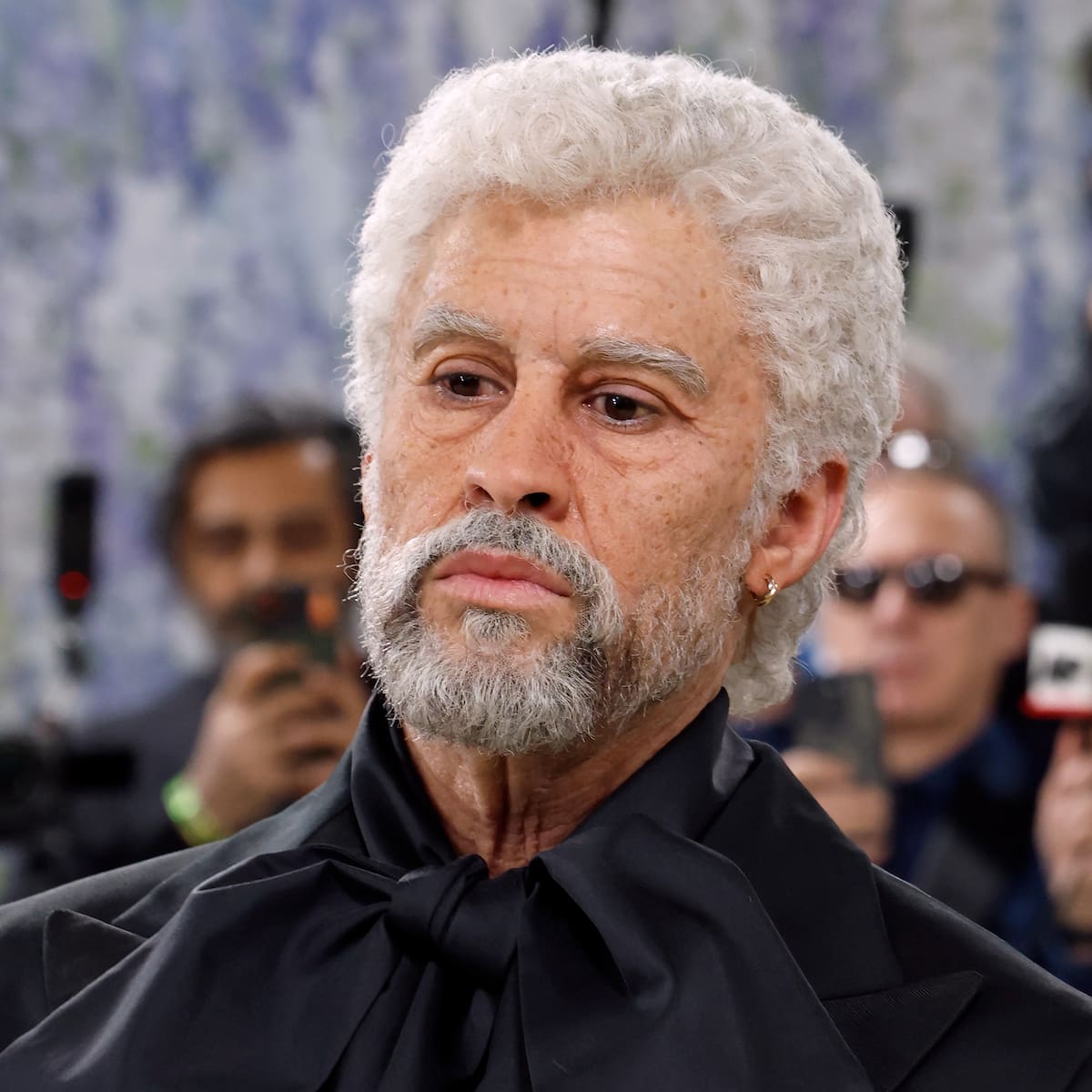 Bad Bunny, irreconocible en la MET Gala 2026: vestido con firma española y maquillaje de ''53 años''