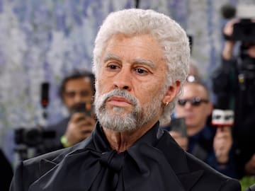 Bad Bunny, irreconocible en la MET Gala 2026: vestido con firma española y maquillaje de ''53 años''