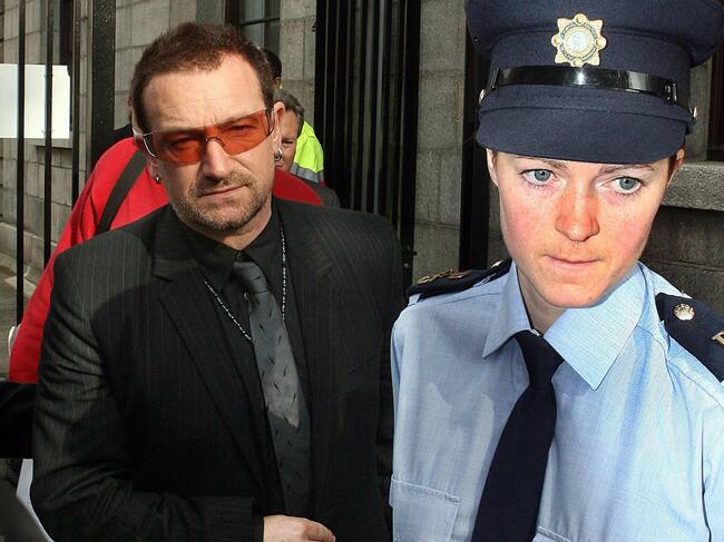 El líder de U2, Bono, abandonando el Tribunal Superior de Dublín