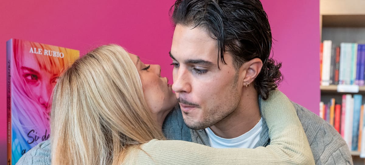 Carlo Costanzia apoya a Alejandra Rubio en el lanzamiento de su primera novela.
