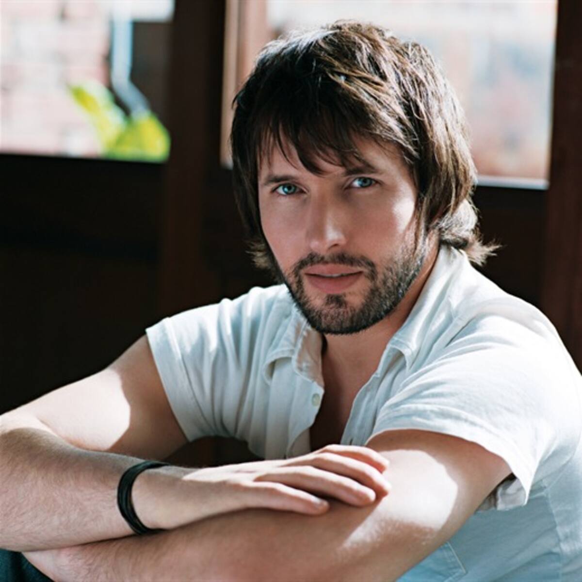 James Blunt sale con artista de desnudos