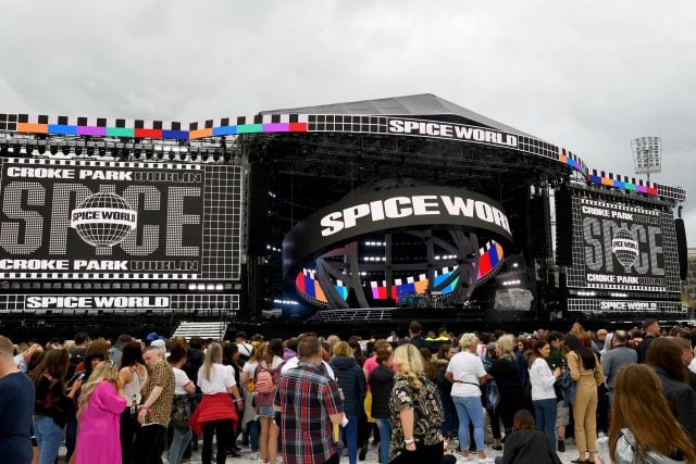 Los fans llegan al concierto de las Spice Girls en el Croke Park en Dublín, Irlanda.