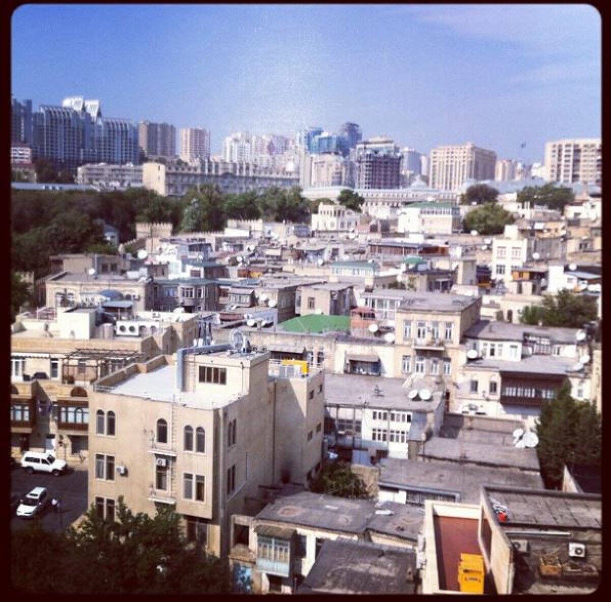 La ciudad de Bakú, en Azerbaijan, fue la elegida como primer imagen de Shakira en su Instagram.