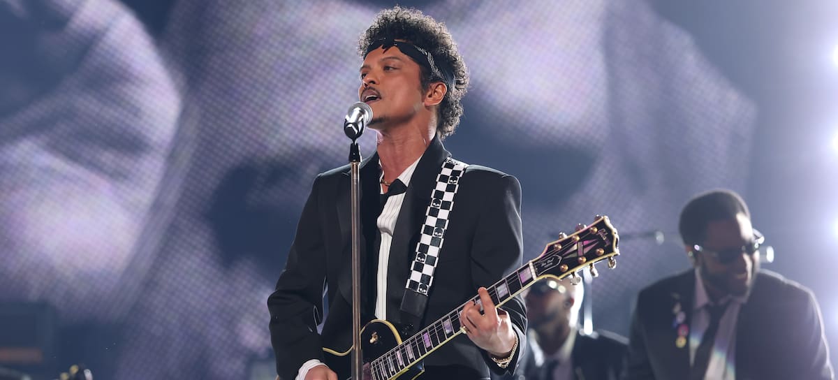 Bruno Mars en su actuación de los Grammy