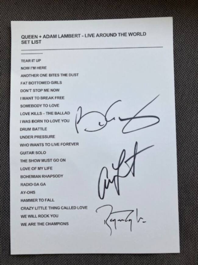 Setlist de la última gira de Queen firmado por Brian May, Roger Taylor y Adam Lambert.