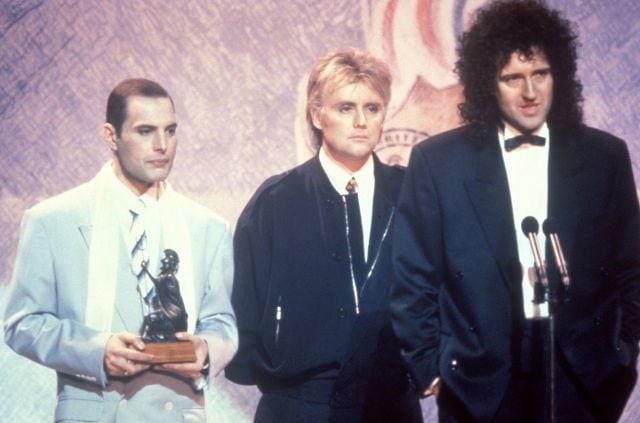 Freddie Mercury, Roger Taylor y Brian May, en el momento en que subieron al escenario de los Brit Awards en 1990.