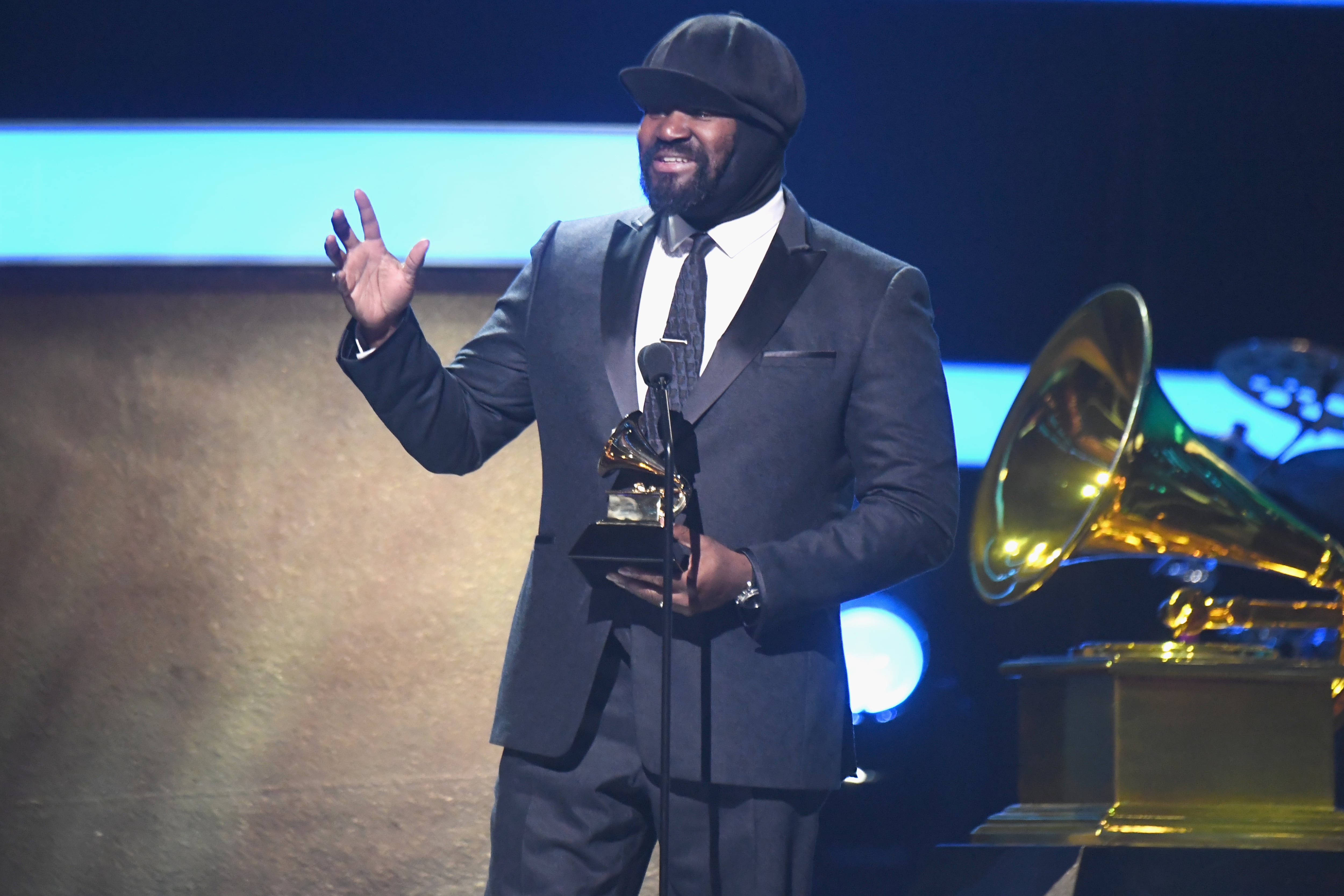 Gregory Porter aceptando el Grammy &#039;Mejor Álbum de Best&#039; durante la 59ª edición de los premios en 2017.