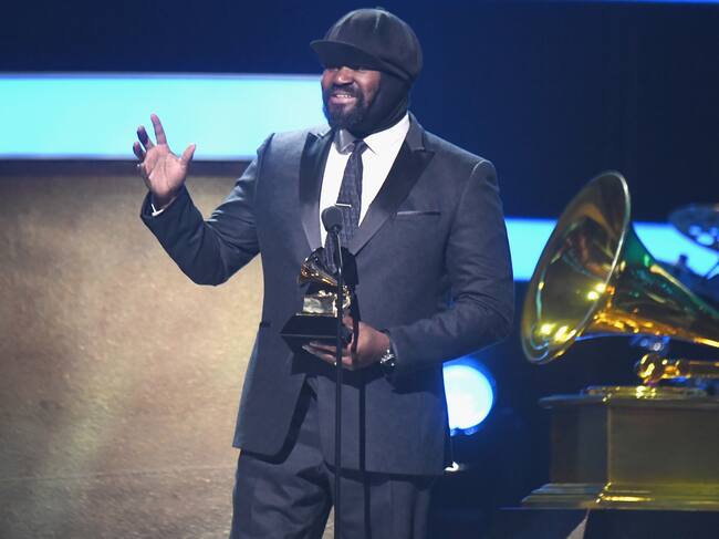 Gregory Porter aceptando el Grammy 'Mejor Álbum de Best' durante la 59ª edición de los premios en 2017.