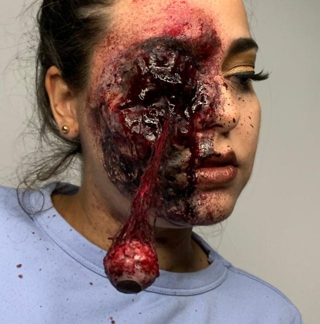 Un maquillaje realista para Halloween con sangre falsa.