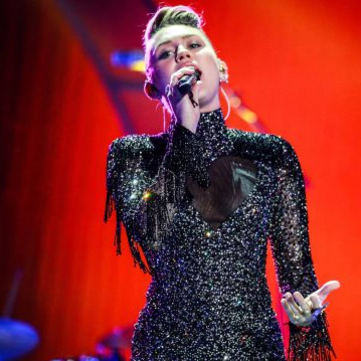 Miley Cyrus revolucionó las redes sociales con su bikini roja