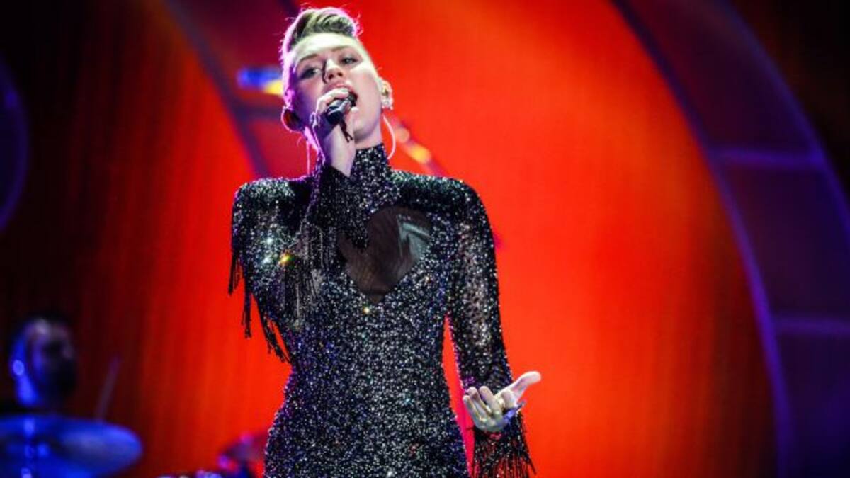 Miley Cyrus revolucionó las redes sociales con su bikini roja