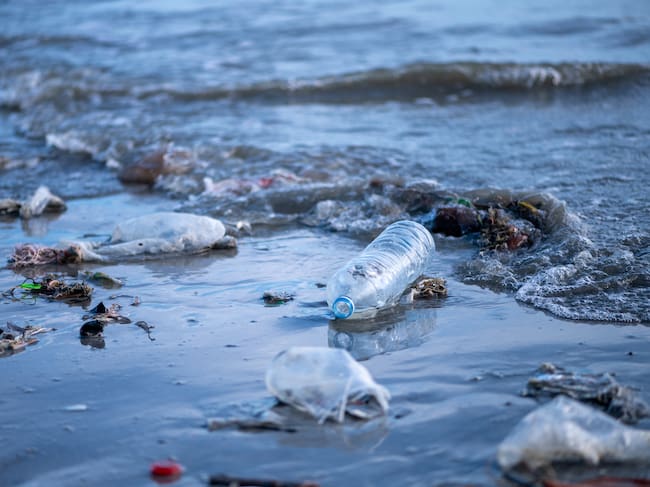 La contaminación por plástico es un problema global.