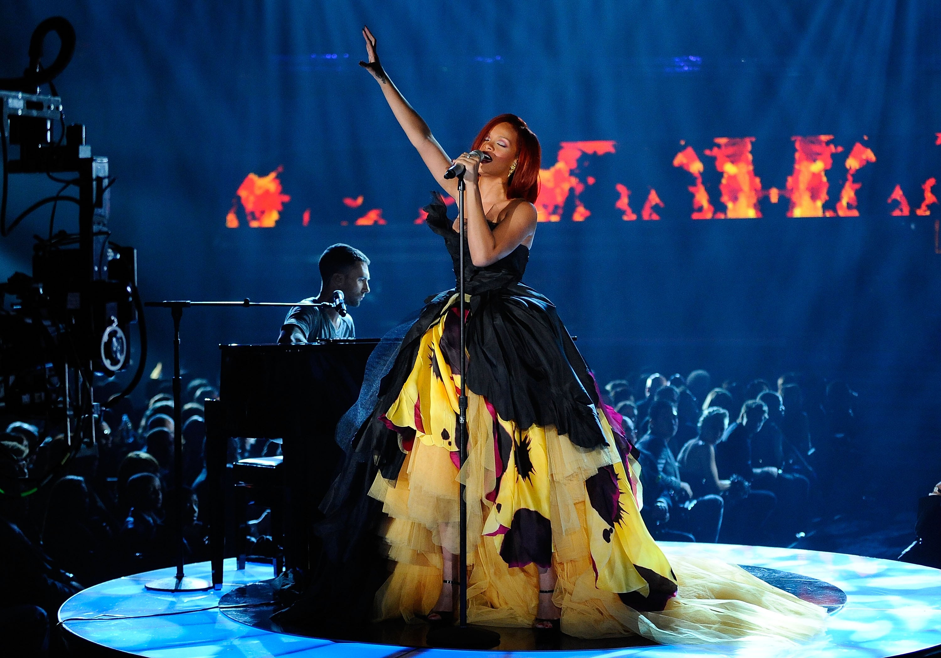 Rihanna actuando en la 53ª edición de los Premios Grammy. / Kevin Mazur/WireImage.