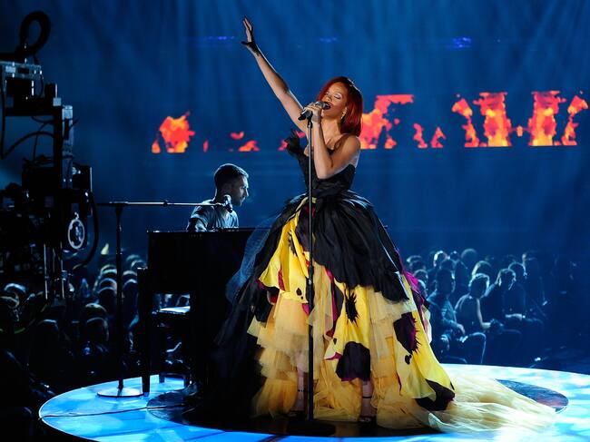 Rihanna actuando en la 53ª edición de los Premios Grammy. / Kevin Mazur/WireImage.