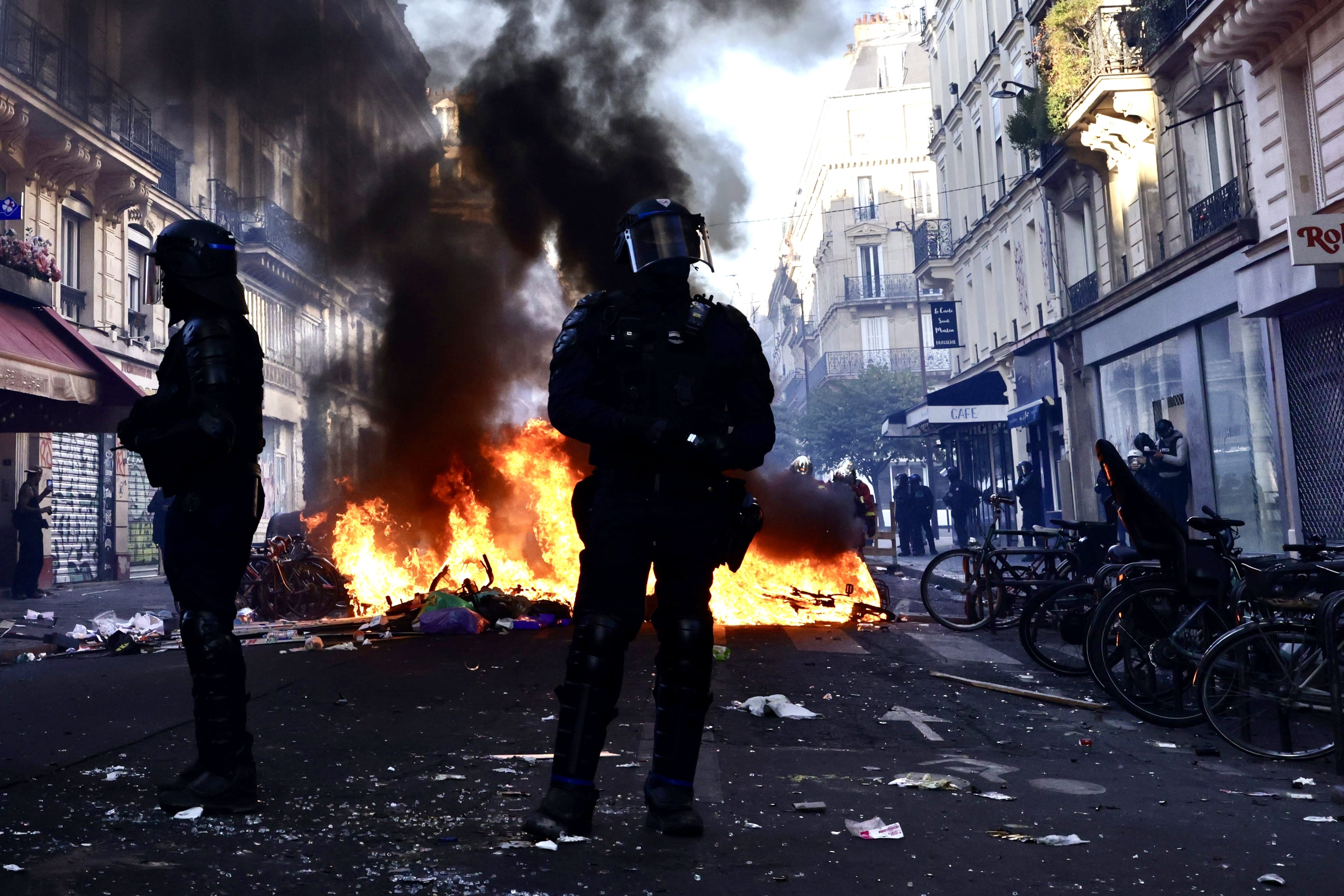 Imagen de un incendio mientras las calles de París muestran signos de daños tras una jornada de violentos enfrentamientos entre la policía y los manifestantes, en el marco de una movilización a nivel nacional por el aumento del coste de la vida, los precios del combustible y la financiación de la educación, en París, Francia, el 18 de octubre de 2026
