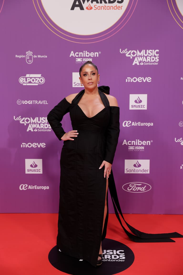 La colaboradora de televisión, Anabel Pantoja, posa como una estrella de cine con este largo vestido negro con escote de cuello barco perfecto para la gala de LOS40 Music Awards Santander 2025.