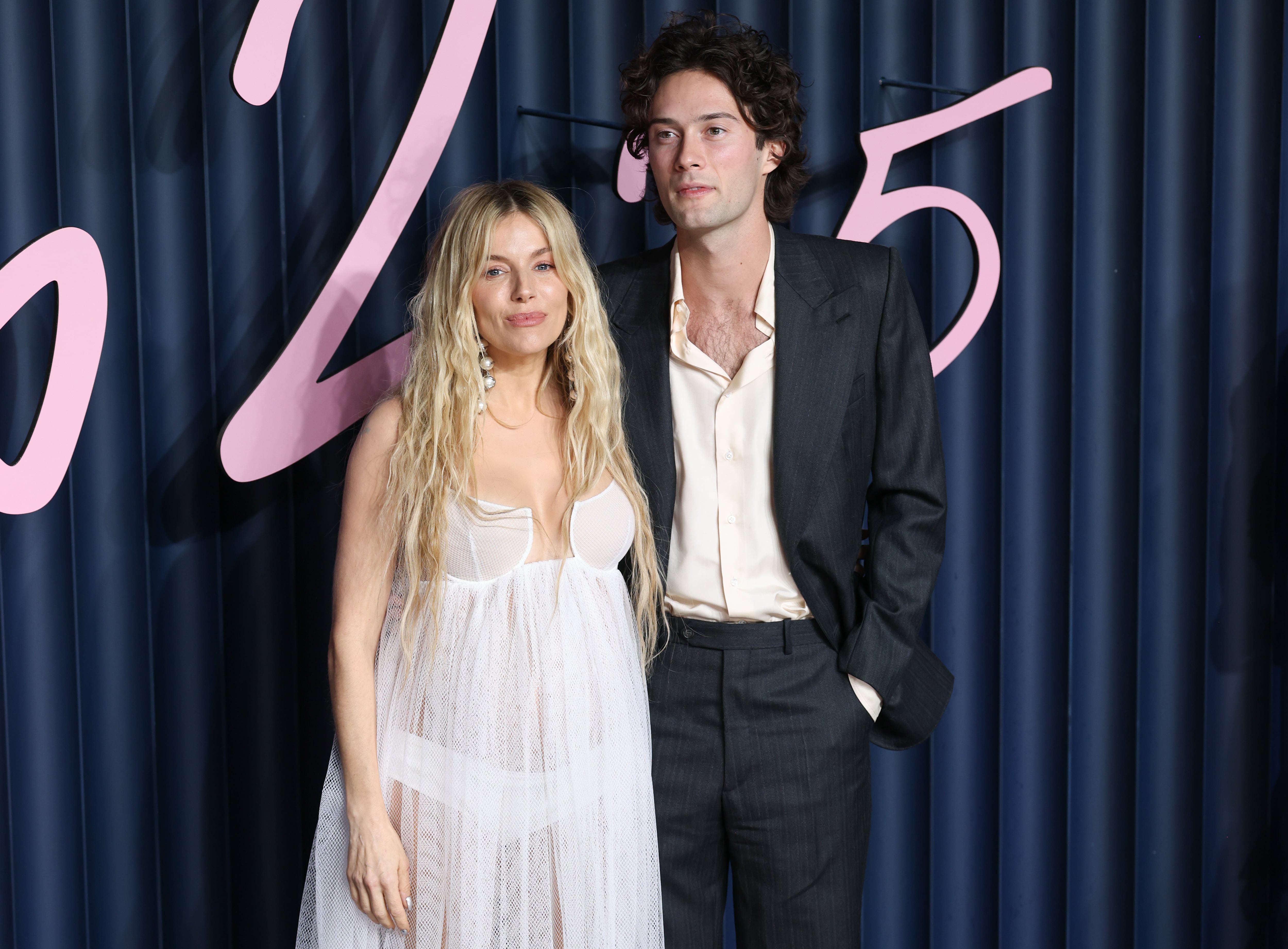 Sienna Miller y Oli Green en los Fashion Awards 2025