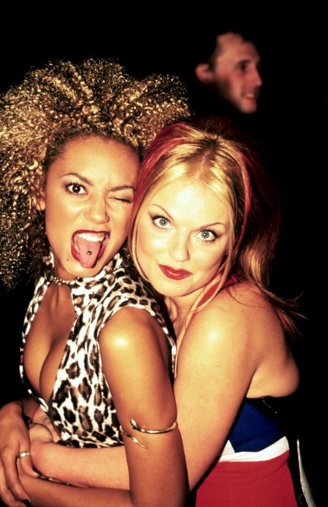 Mel B y Geri Halliwell, de las Spice Girls, en elñ backstage de los Brit Awards en 1997.