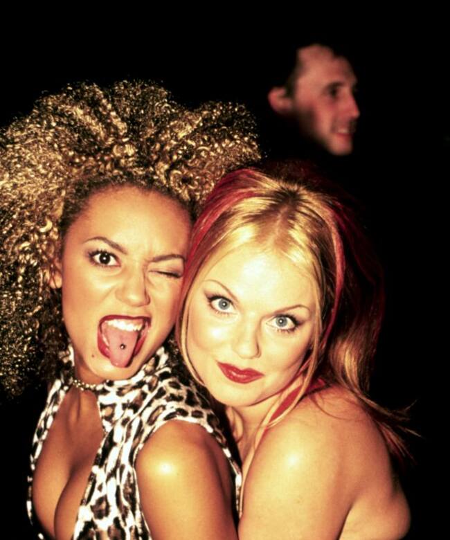Mel B y Geri Halliwell, de las Spice Girls, en elñ backstage de los Brit Awards en 1997.