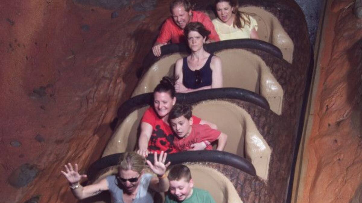 Sube a una montaña rusa… y baja convertida en musa de memes