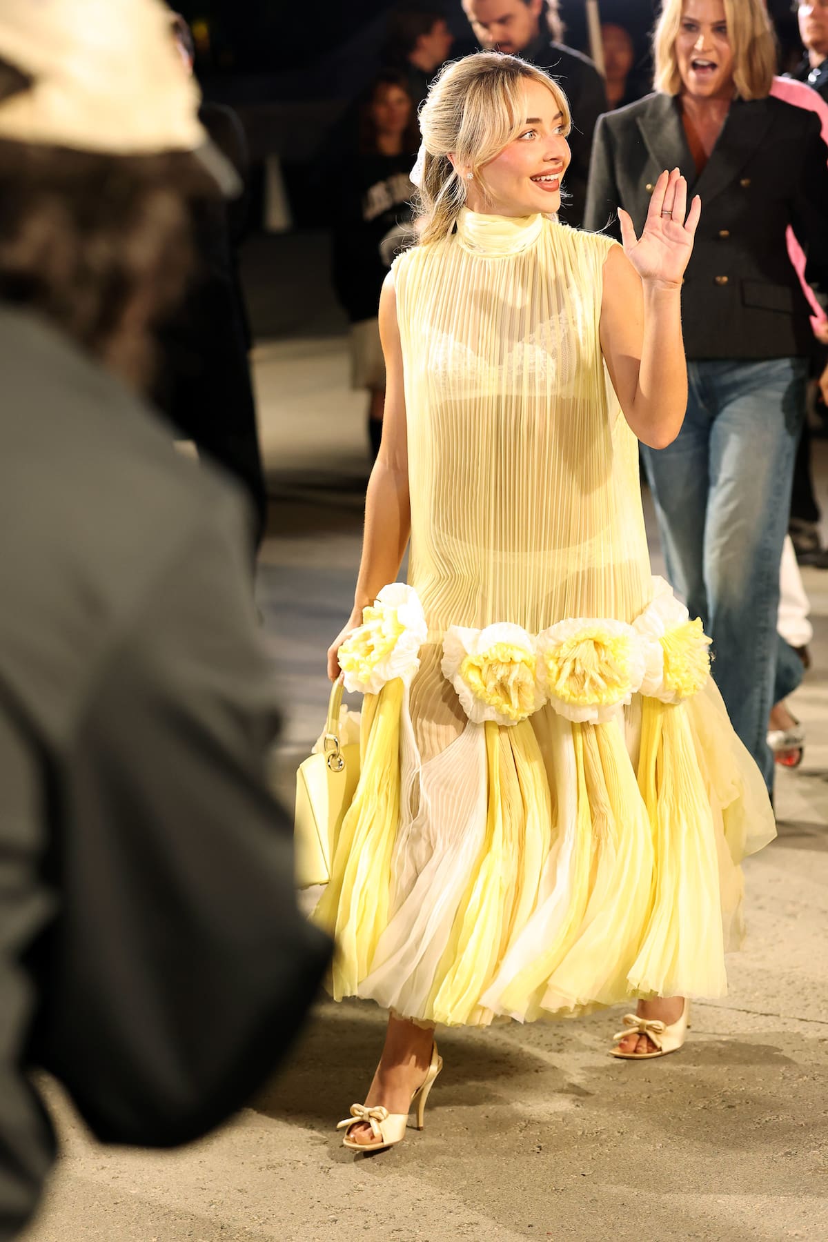 ¿Quién dijo que el amarillo es del color de la mala suerte? Está claro que Sabrina Carpenter, no. Transparencias y flores, lo más destacado.