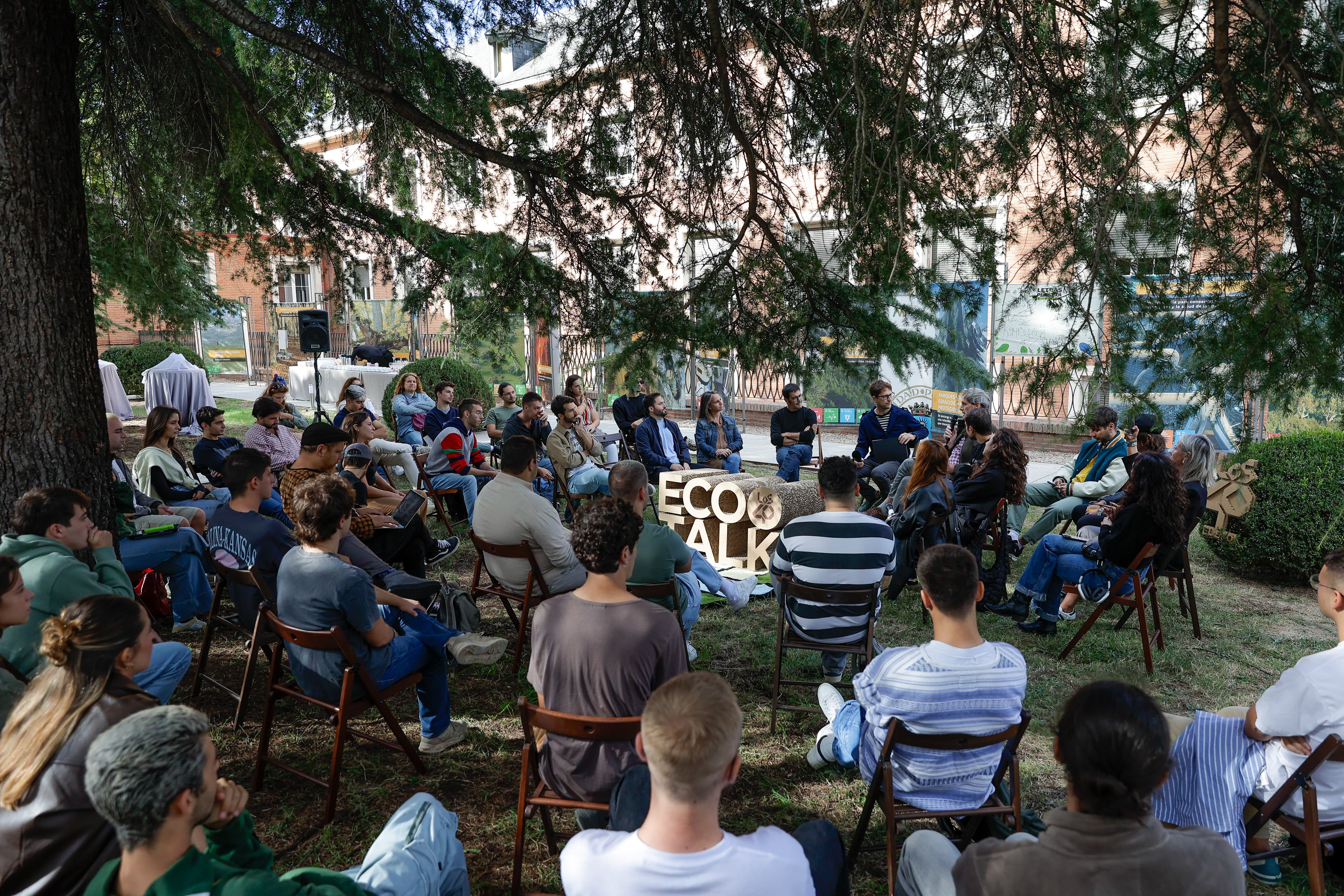 El alumnado de la Escuela participó activamente en la charla.