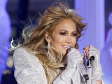 Jennifer Lopez y Rauw Alejandro se unen en ‘Cambia el paso’