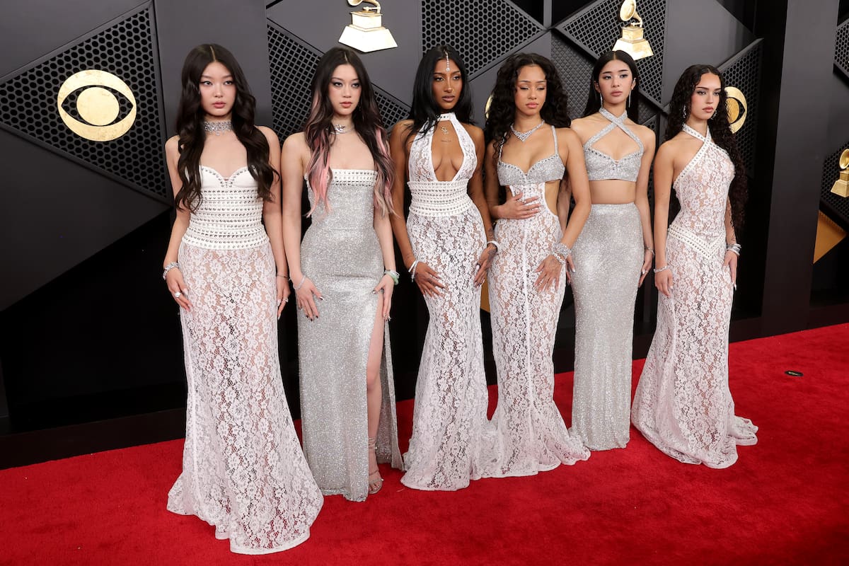 Yoonchae Jeong, Megan Skiendiel, Lara Raj, Manon Bannerman, Sophia Laforteza y Daniela Avanzini, o lo que es lo mismo, KATSEYE, conjuntaron sus estilismos en blanco y plata con mucho encaje, todos firmados por Ludovic de Saint Sernin.