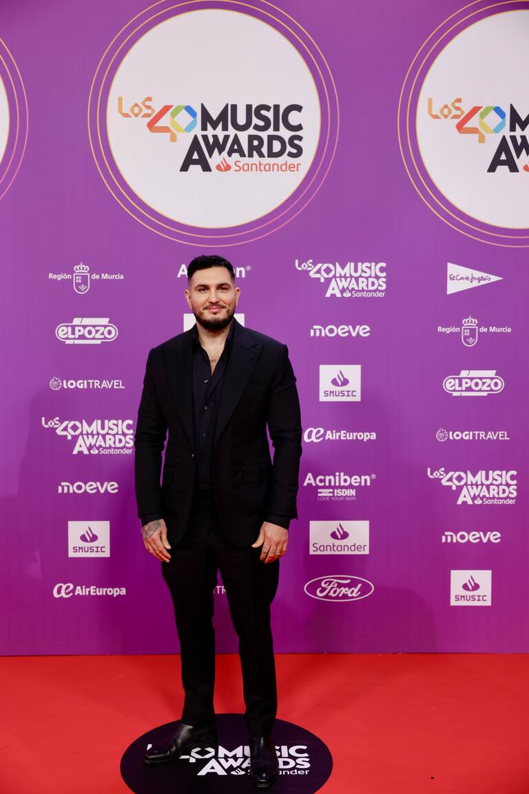 El artista Omar Montes nunca se pierde LOS40 Music Awards Santander 2025 y esta vez lo ha hecho con un traje negro de arriba a abajo.