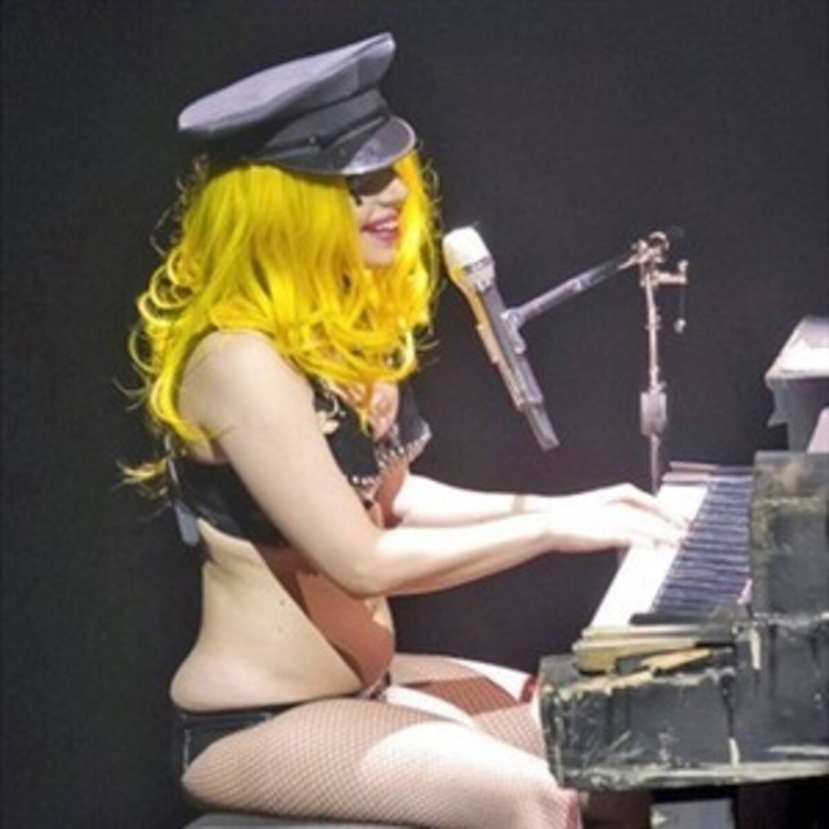 Lady Gaga luce unos kilos de más