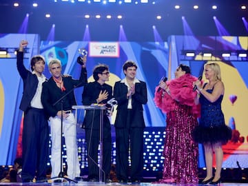 Laura Escanes y Álvaro de Luna: cruce de palabras, pero no de miradas, en LOS40 Music Awards Santander 2024