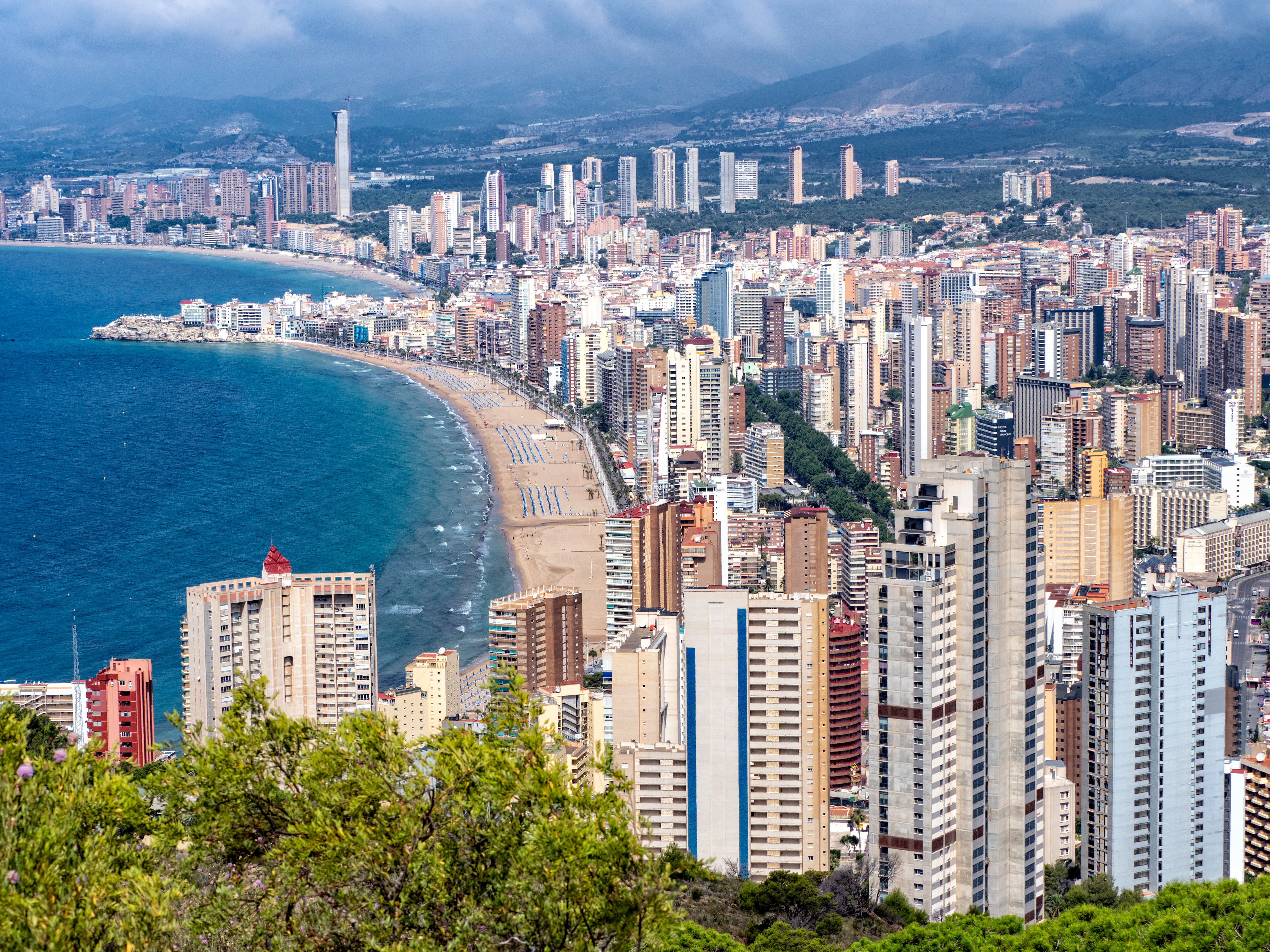 Vista aérea del skyline y el mar de la ciudad de Benidorm.