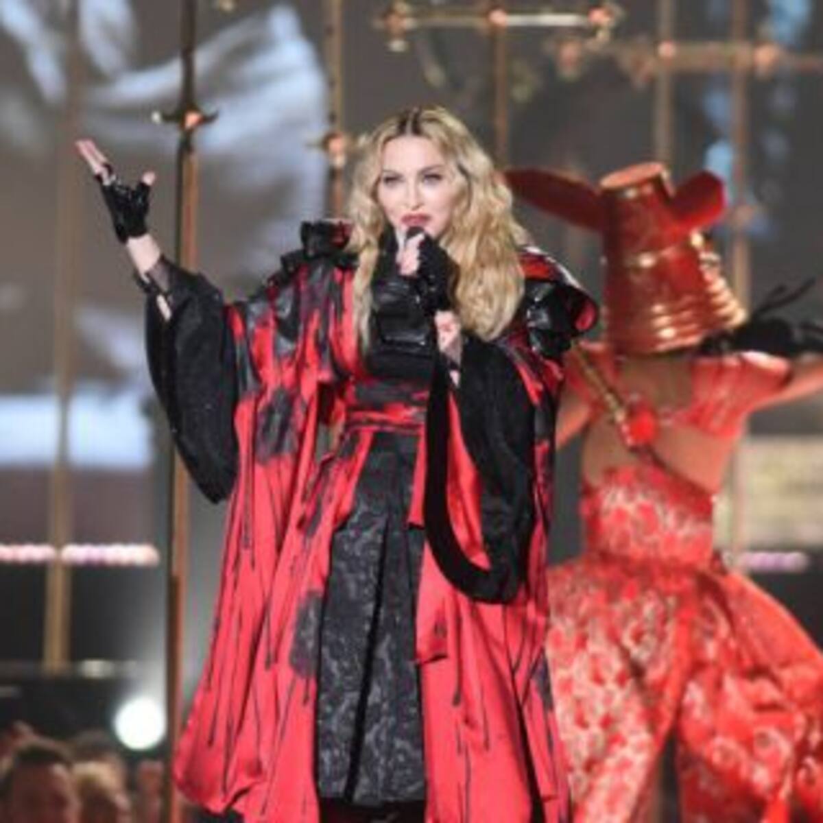 Madonna nalgueó a Katy Perry arriba del escenario