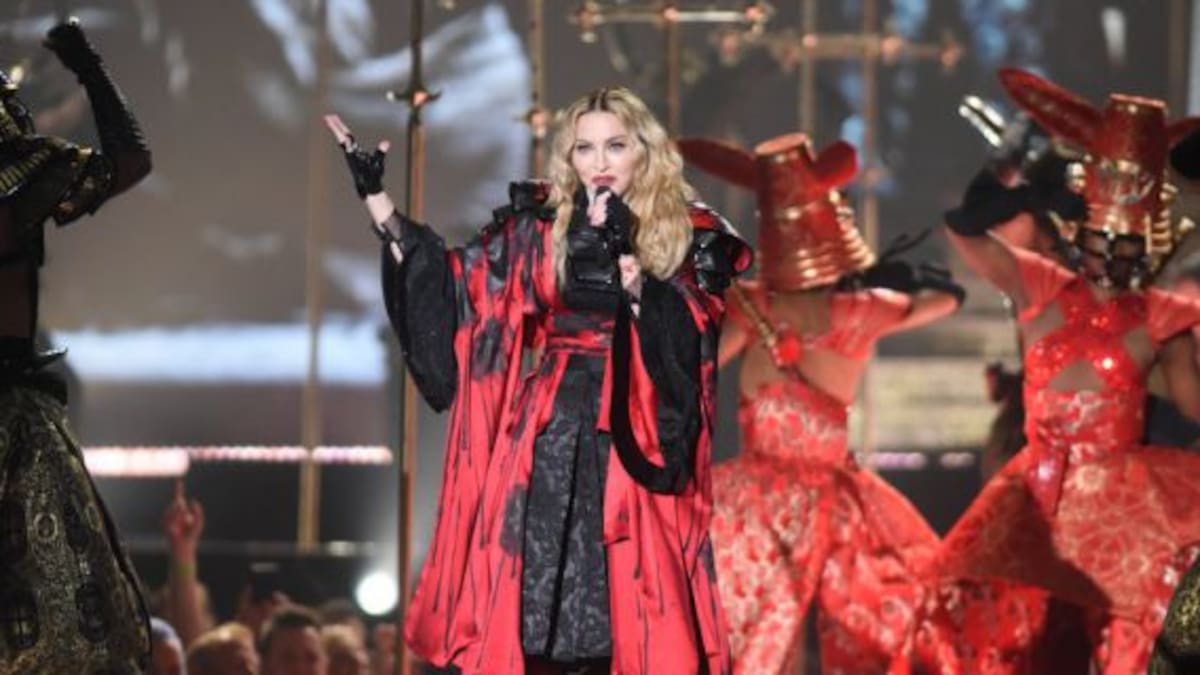 Madonna nalgueó a Katy Perry arriba del escenario