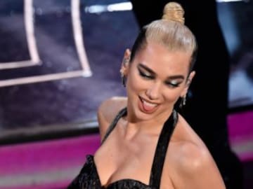 Dua Lipa se reafirma: enseñar el tanga es tendencia este 2021 hasta con looks elegantes