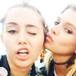Miley Cyrus de paseo con su novia... y con dinosaurios!