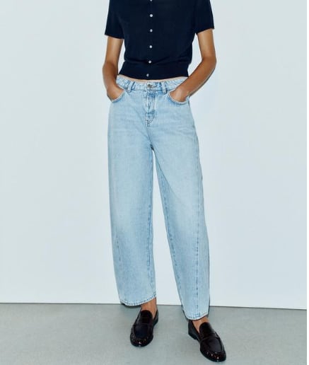 Jeans barrel tiro alto con costuras