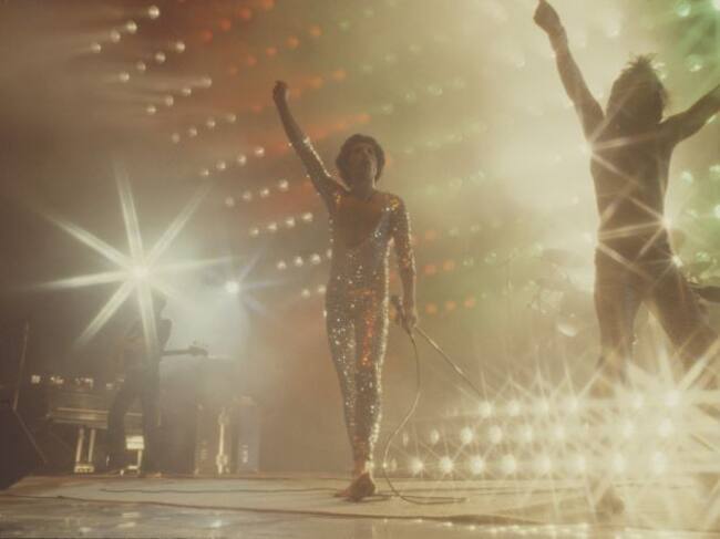 John Deacon, Brian May y Freddie Mercury, en una actuación de Queen en 1977.